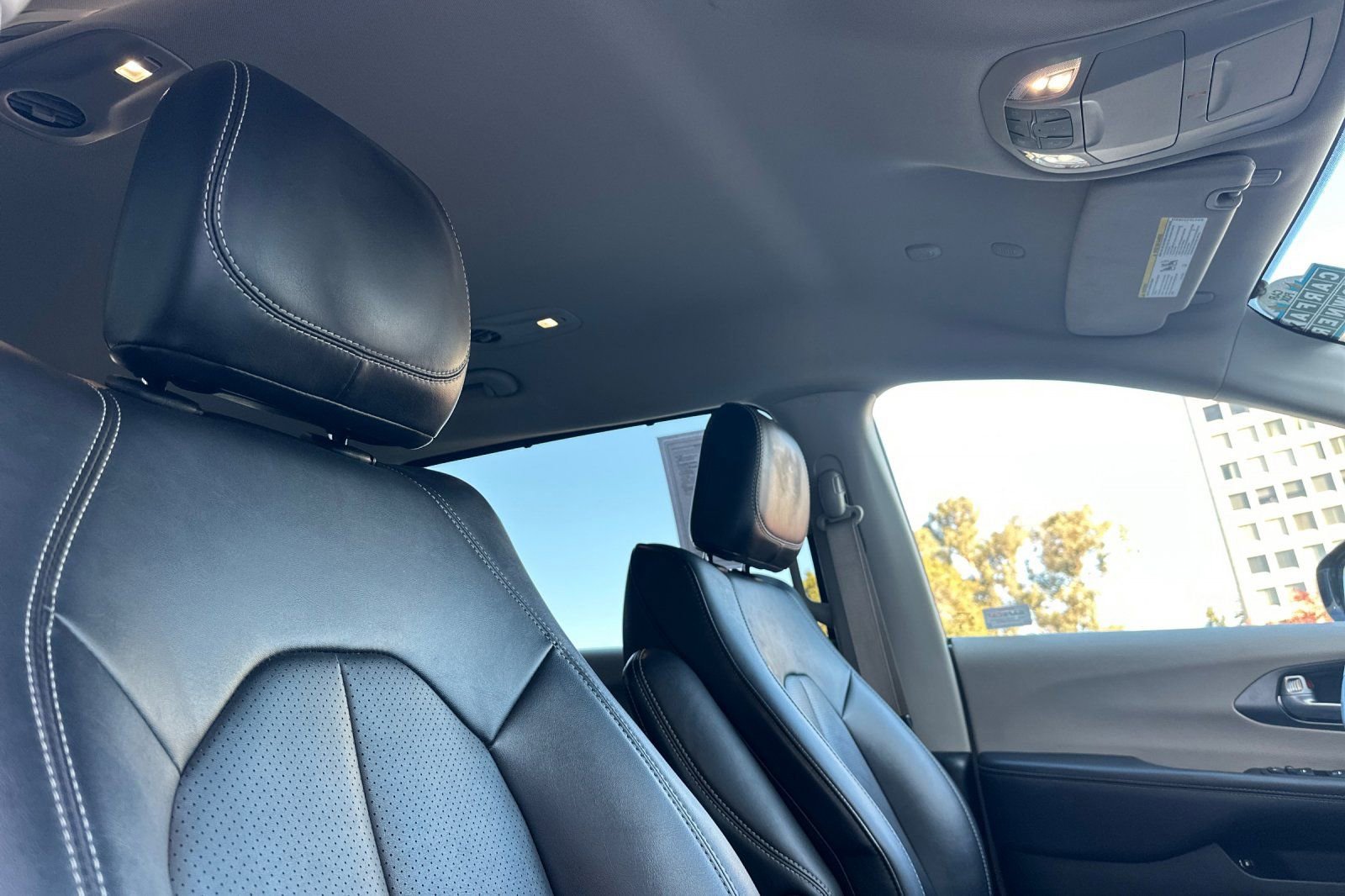 Used 2024 Chrysler Pacifica Select image 21