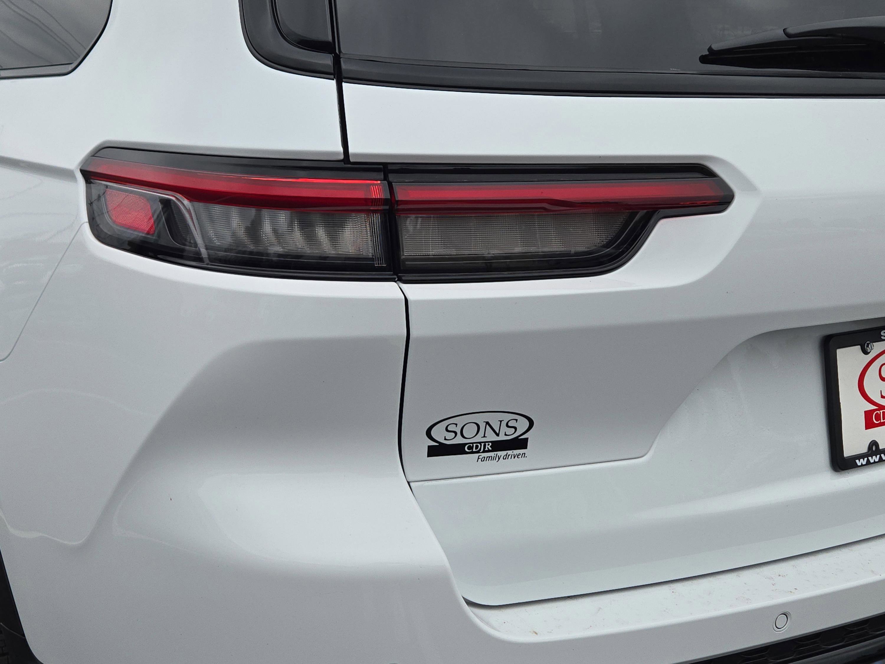 New 2025 Jeep Grand Cherokee L Limited w/ Black Appearance Package image 9