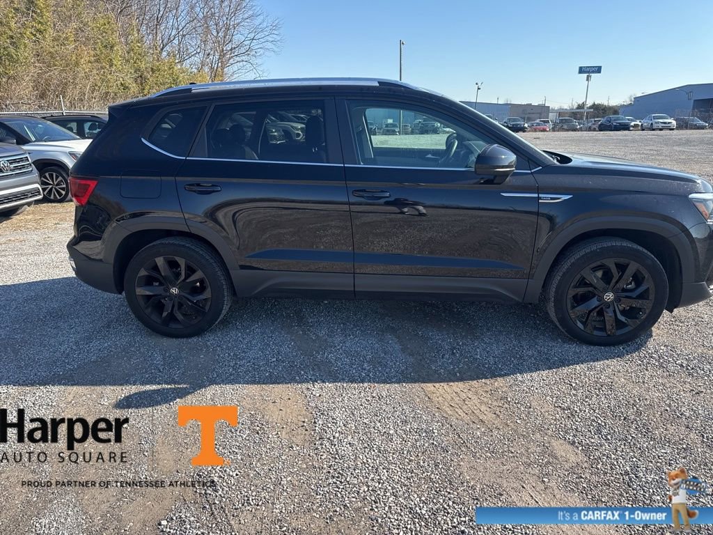 Used 2023 Volkswagen Taos SE w/ Panoramic Sunroof Package image 6