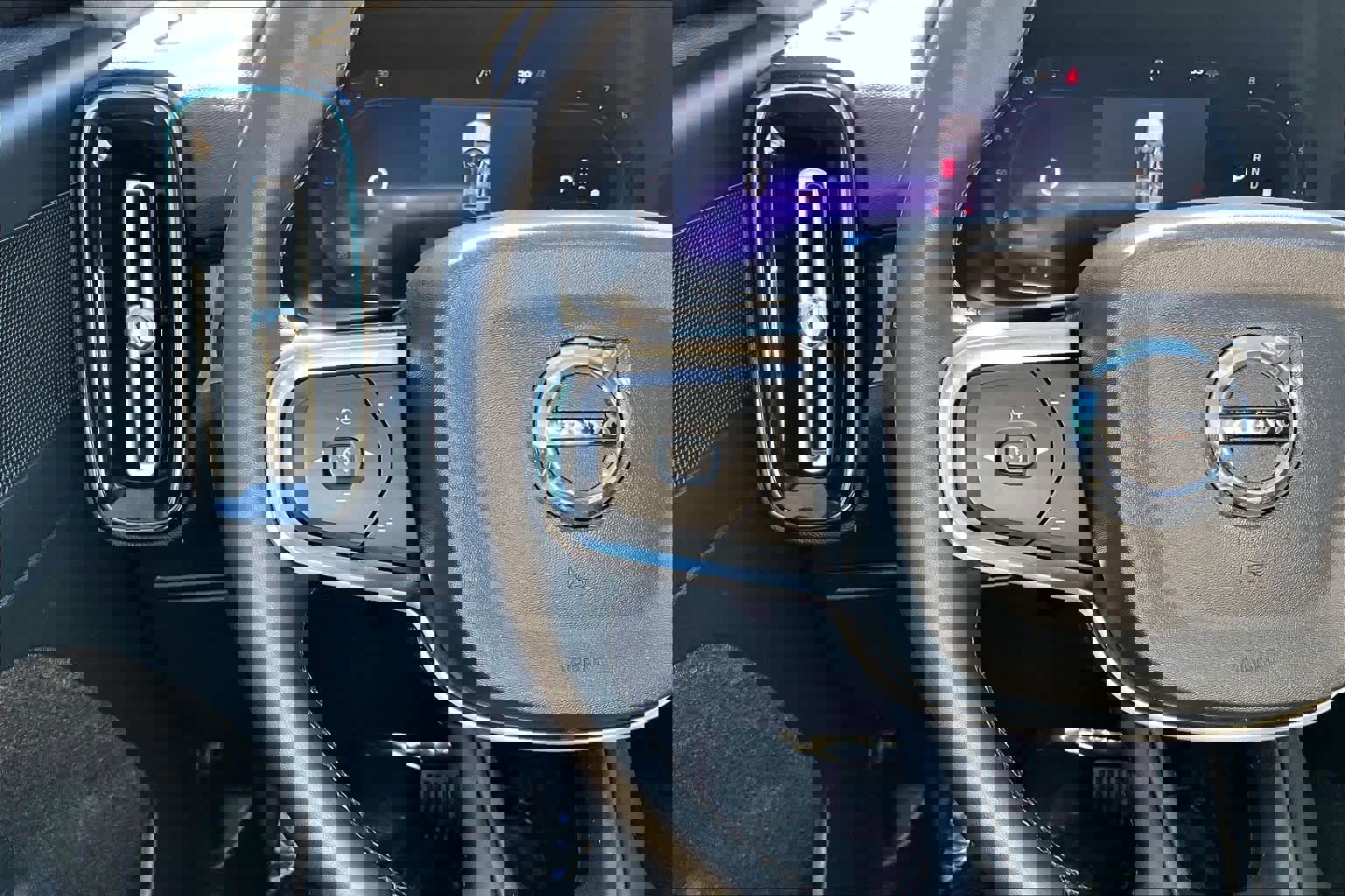 Certified 2024 Volvo XC40 B5 Plus w/ Protection Package Premier image 22