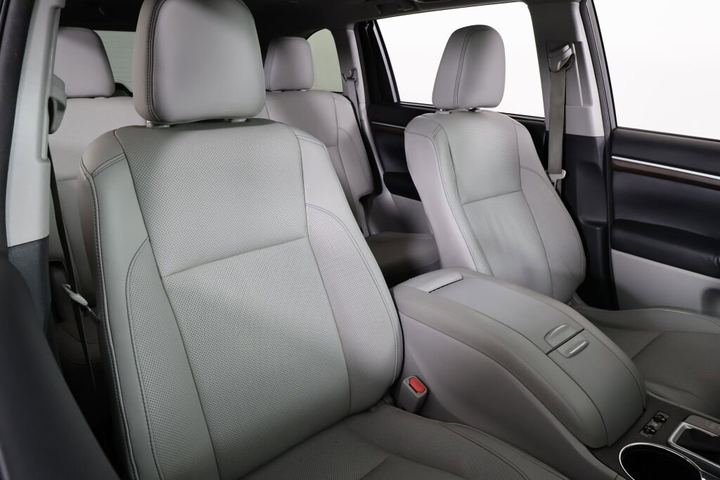 Used 2015 Toyota Highlander Limited image 26