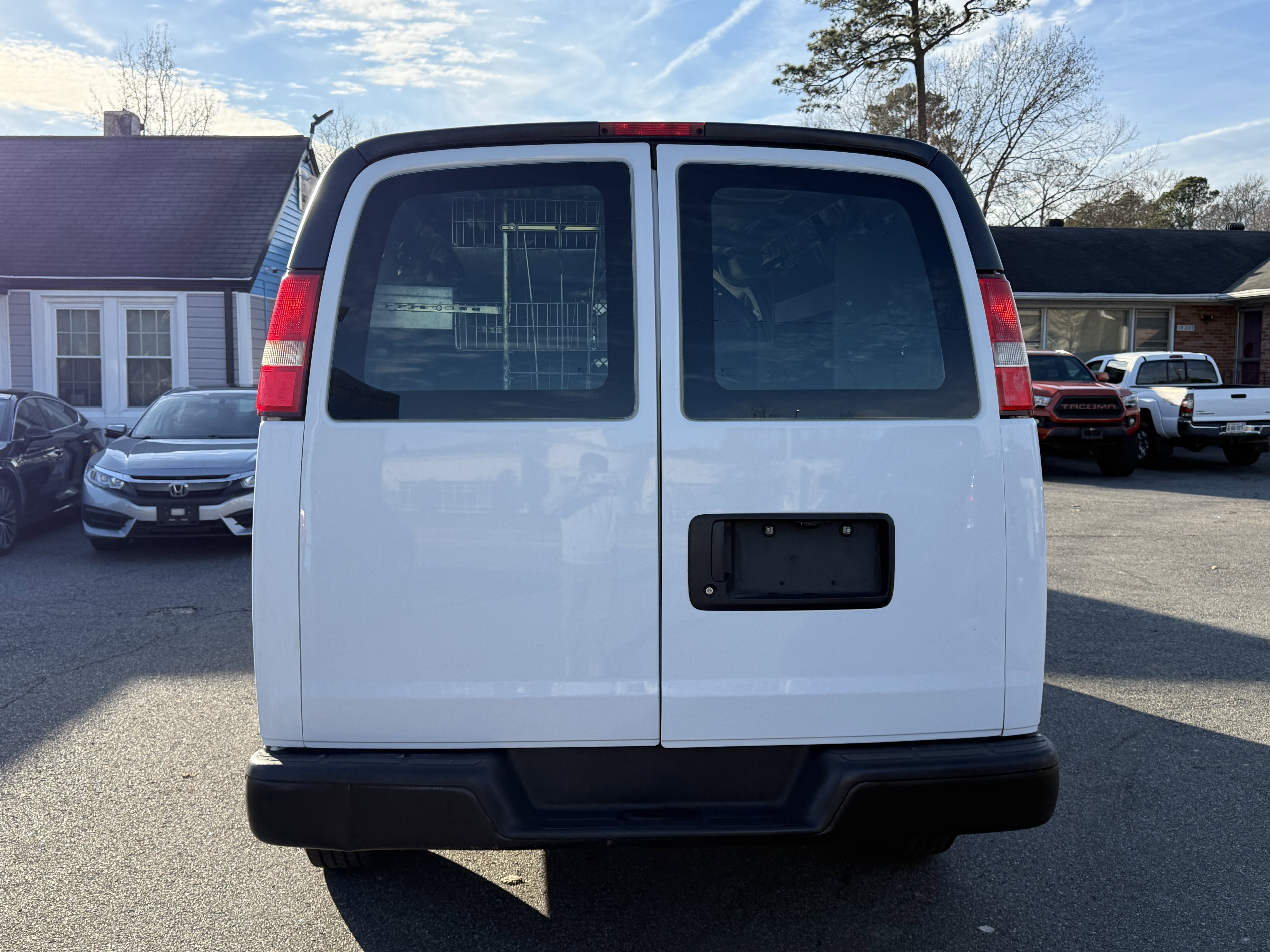 Used 2011 Chevrolet Express 2500 image 8