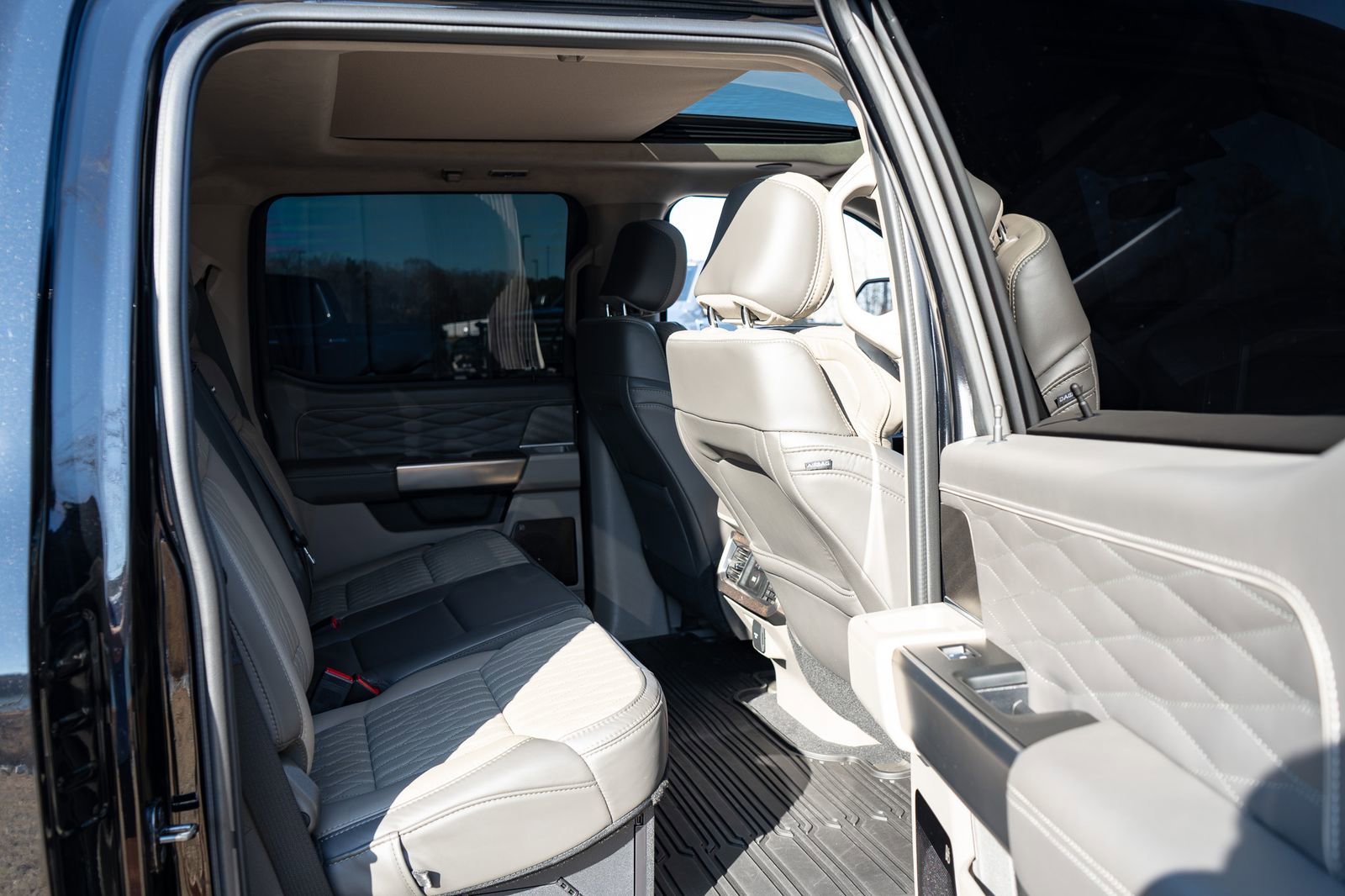 Used 2025 Ford F250 Platinum w/ Platinum Plus Package image 49