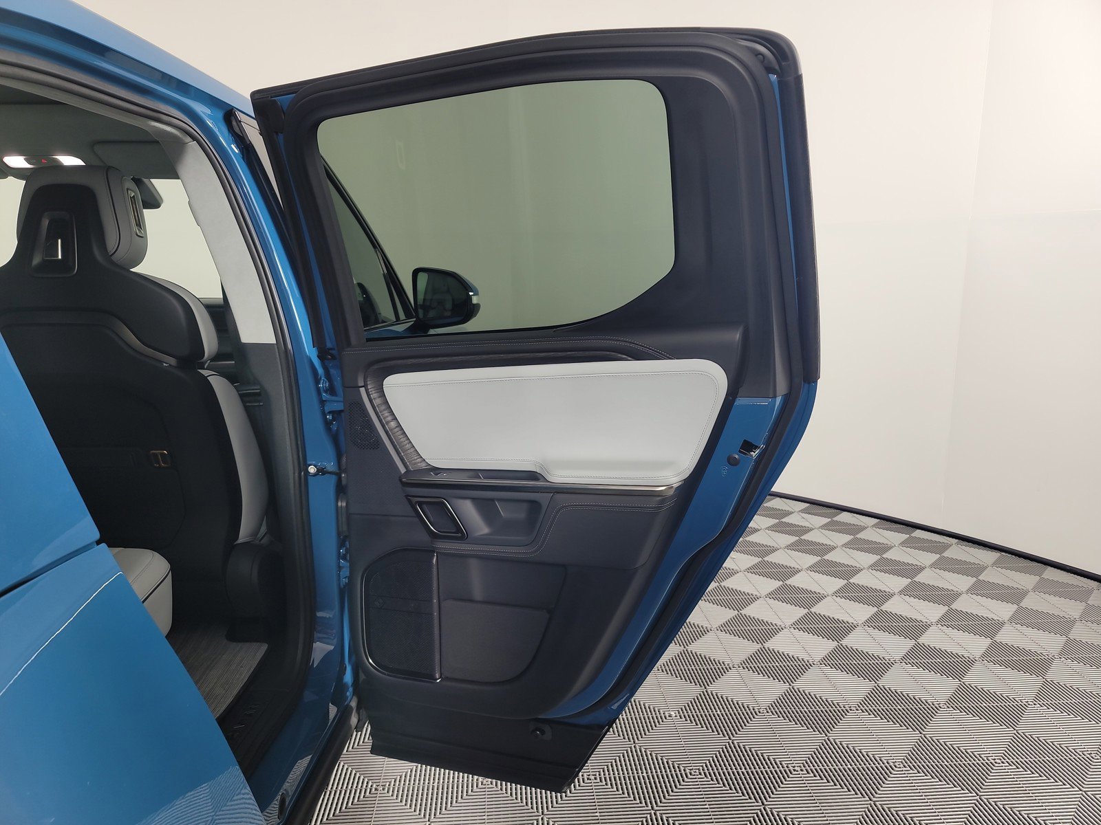 Used 2023 Rivian R1T Adventure image 20