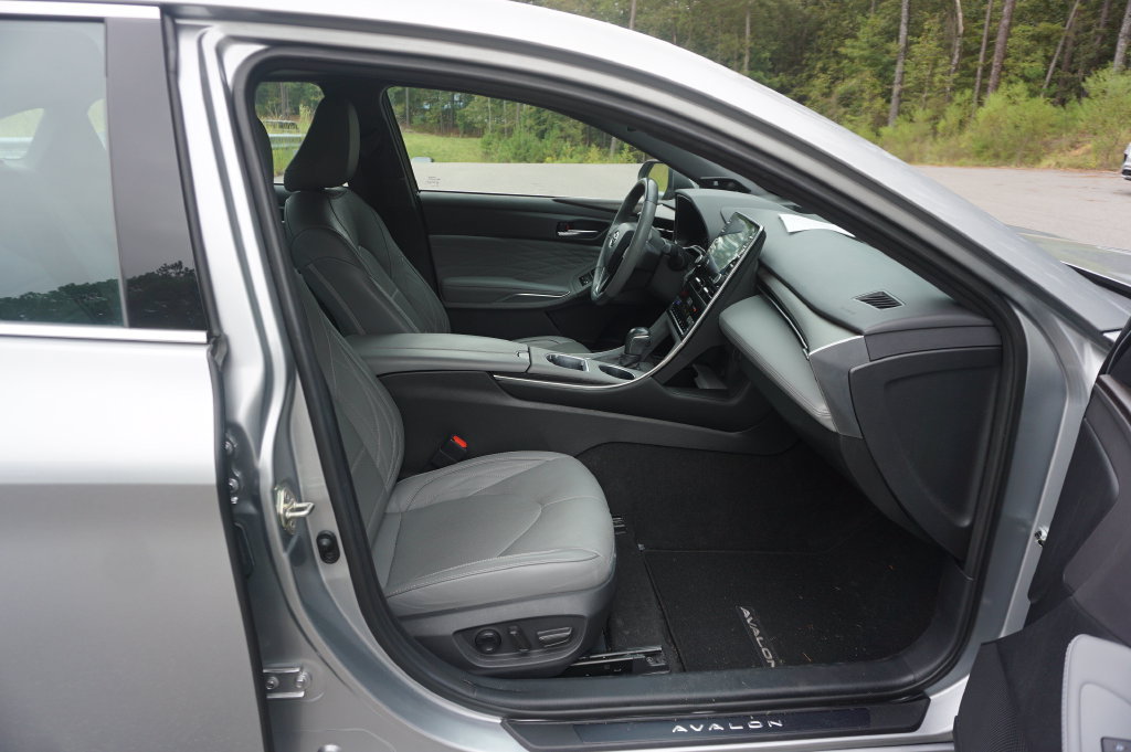 Used 2020 Toyota Avalon Limited w/ Advanced Safety Package FWD image 18