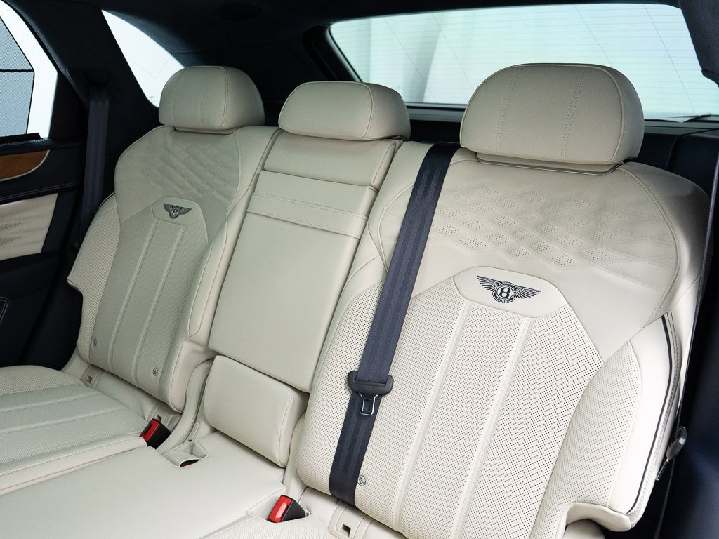 Used 2025 Bentley Bentayga image 26