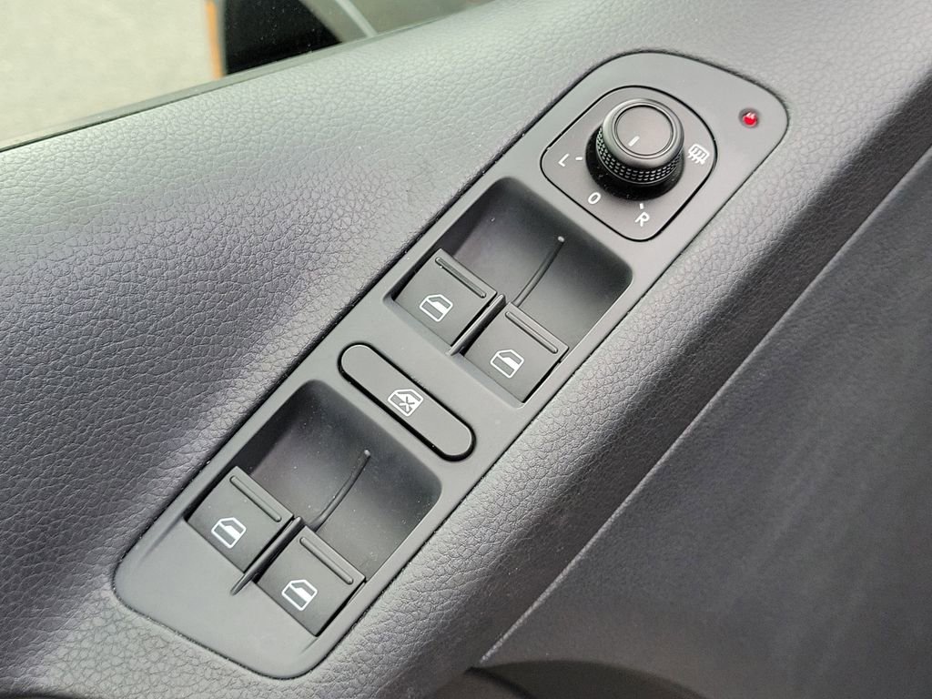 Used 2018 Volkswagen Tiguan Limited FWD image 19