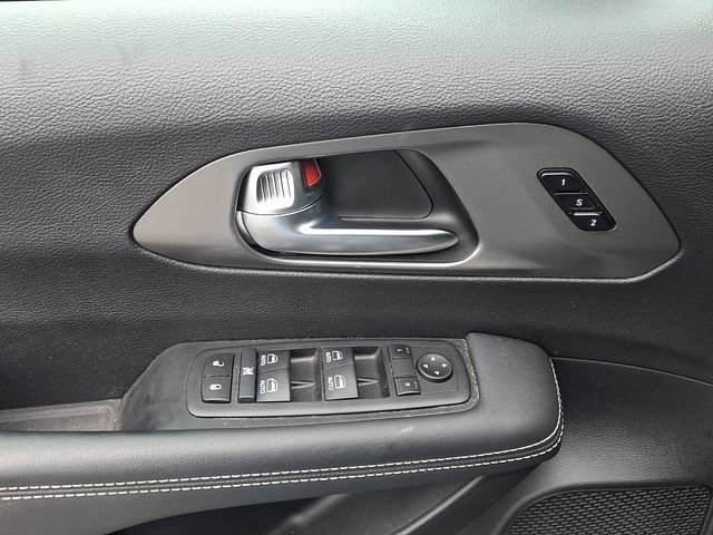 Used 2025 Chrysler Pacifica Select FWD image 12