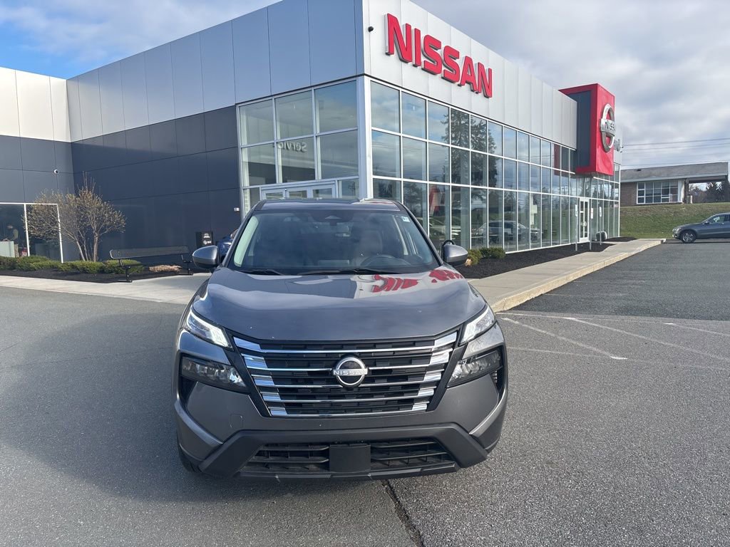 Used 2024 Nissan Rogue SV AWD/4WD image 2