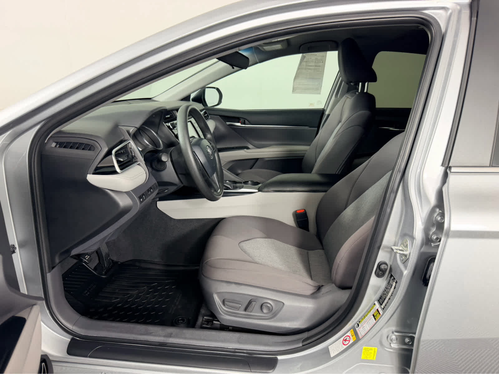 Used 2018 Toyota Camry LE FWD image 9