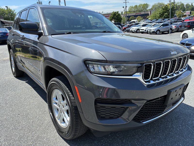 Used 2022 Jeep Grand Cherokee Laredo w/ Luxury Tech Group I AWD/4WD image 3