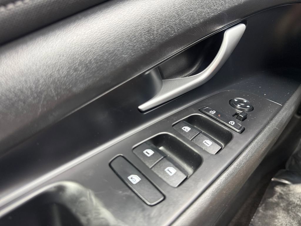 Used 2025 Hyundai Elantra SEL FWD image 28