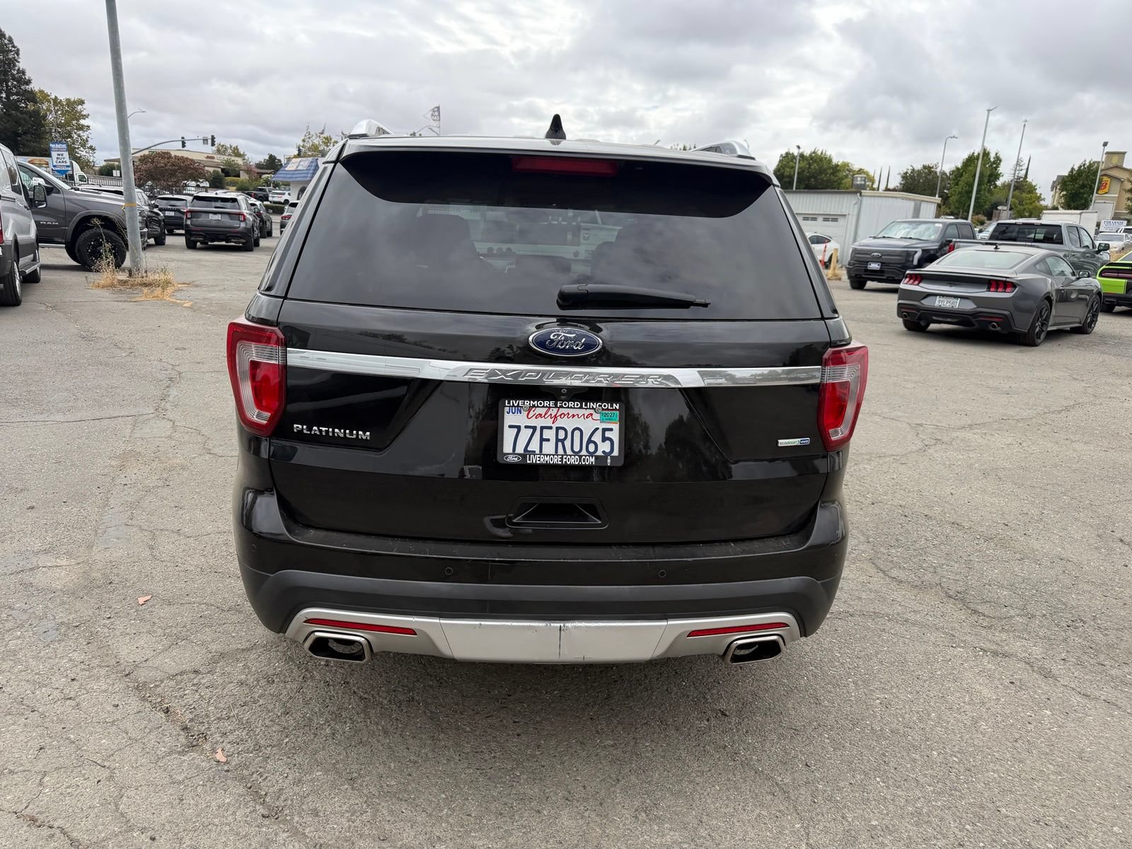 Used 2017 Ford Explorer Platinum AWD/4WD image 4
