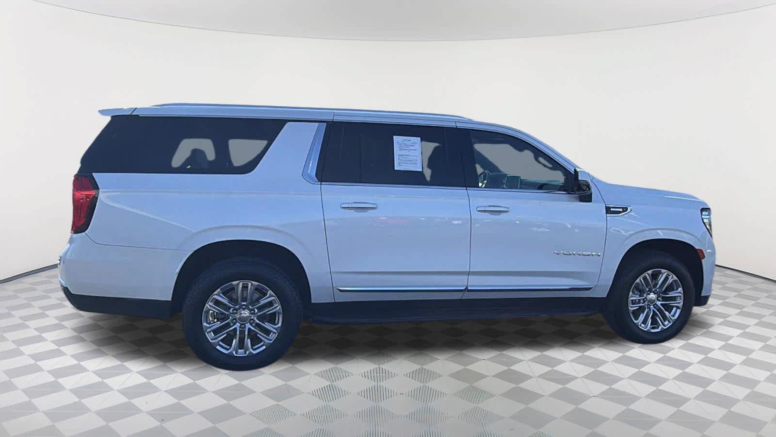 Used 2021 GMC Yukon XL SLT w/ SLT Premium Package AWD/4WD image 4