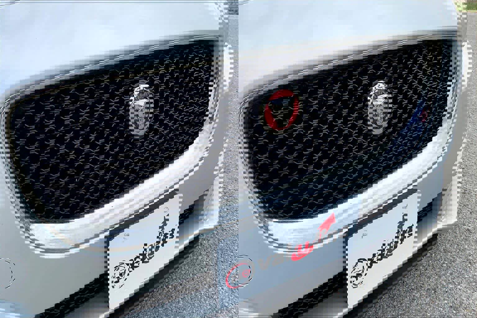 Used 2018 Jaguar XE Premium image 28