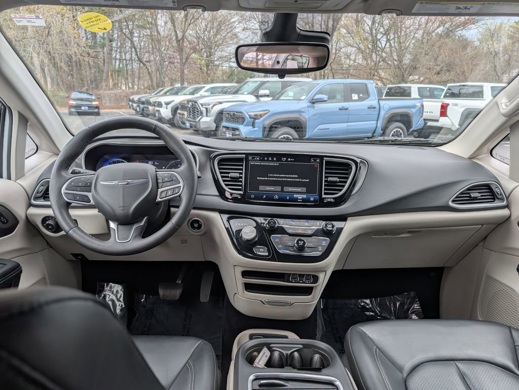 Used 2023 Chrysler Pacifica Touring-L FWD image 23
