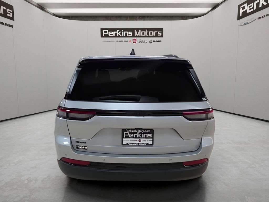 Used 2025 Jeep Grand Cherokee Altitude image 4