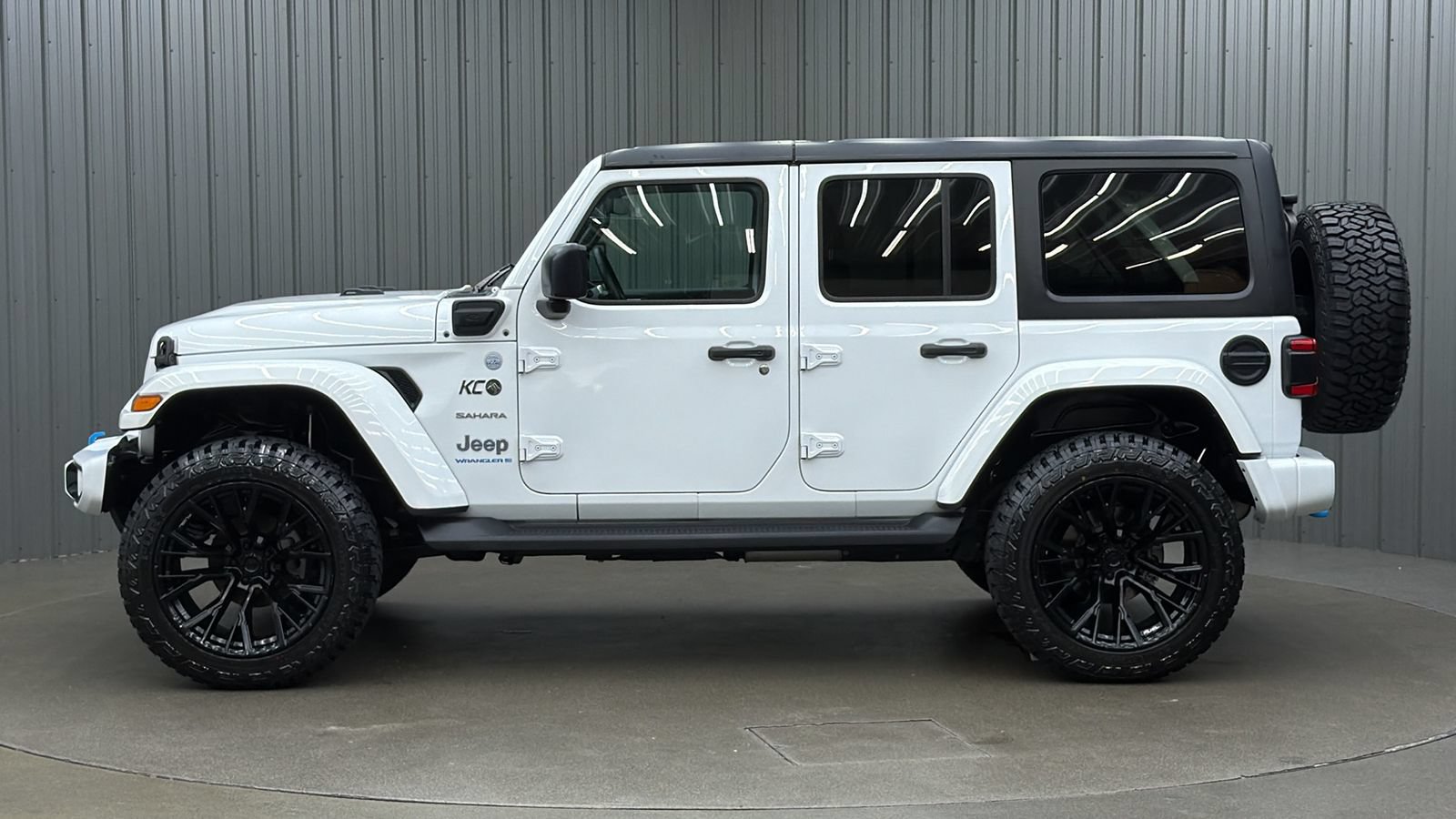 Used 2023 Jeep Wrangler Unlimited Sahara w/ Cold Weather Group AWD/4WD image 2