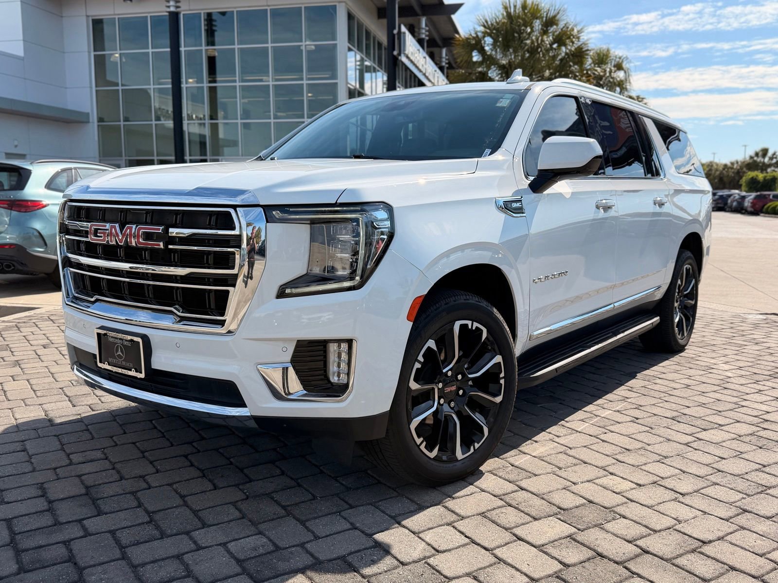 Used 2023 GMC Yukon XL SLT RWD image 1