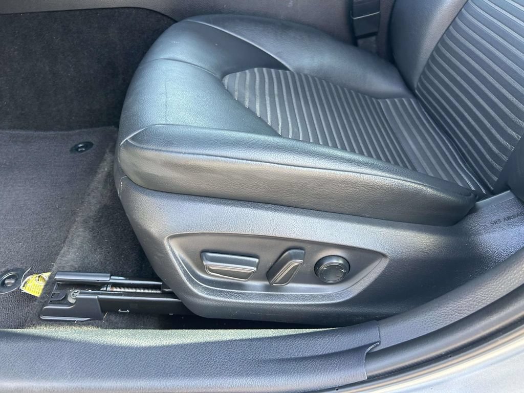 Used 2020 Toyota Camry SE FWD image 17