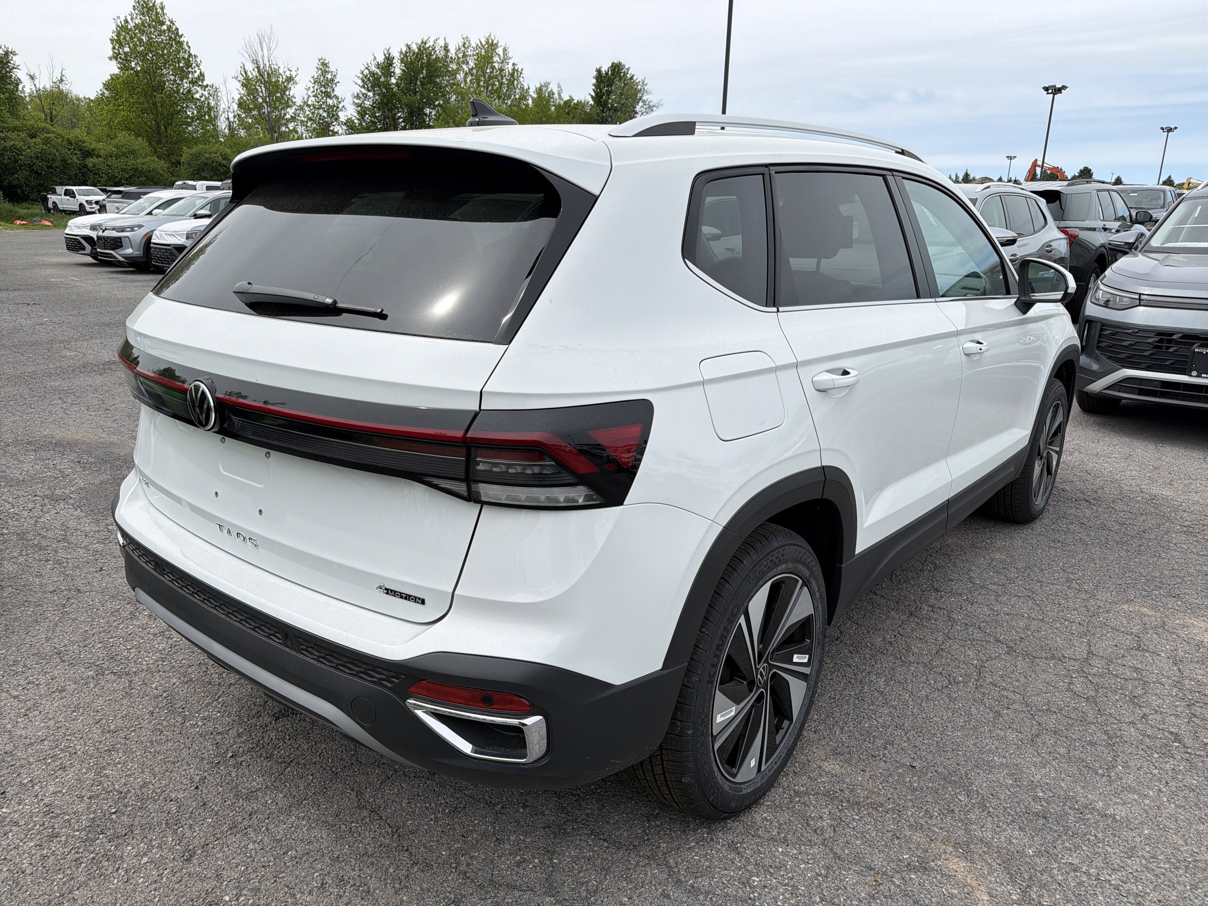 New 2026 Volkswagen Taos SE AWD/4WD image 7