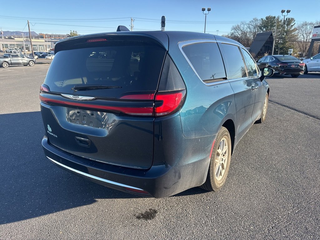 Used 2024 Chrysler Pacifica Touring-L image 5