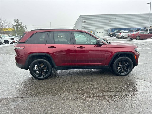 Used 2023 Jeep Grand Cherokee Altitude image 3