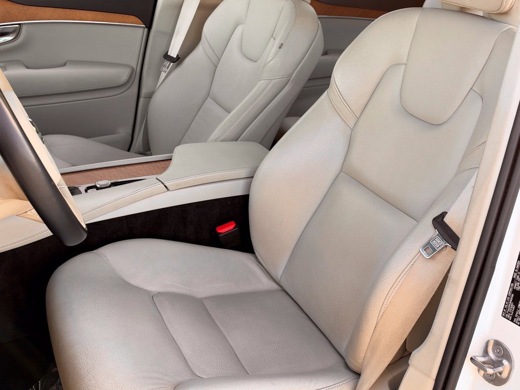 Used 2022 Volvo XC90 T6 Momentum w/ Climate Package AWD/4WD image 4