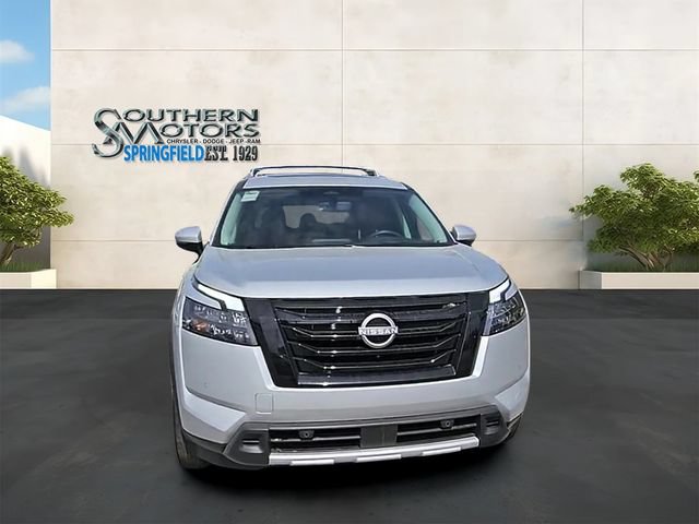 Used 2025 Nissan Pathfinder Platinum w/ Black Appearance Package FWD image 39