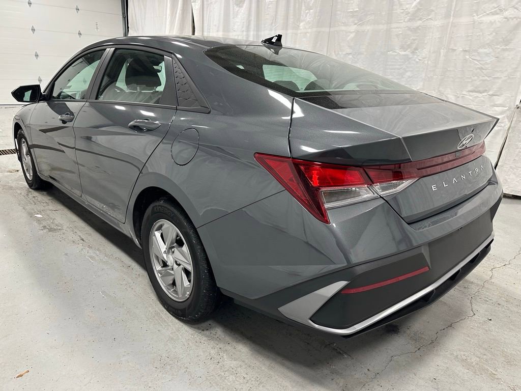 Used 2025 Hyundai Elantra SE image 5