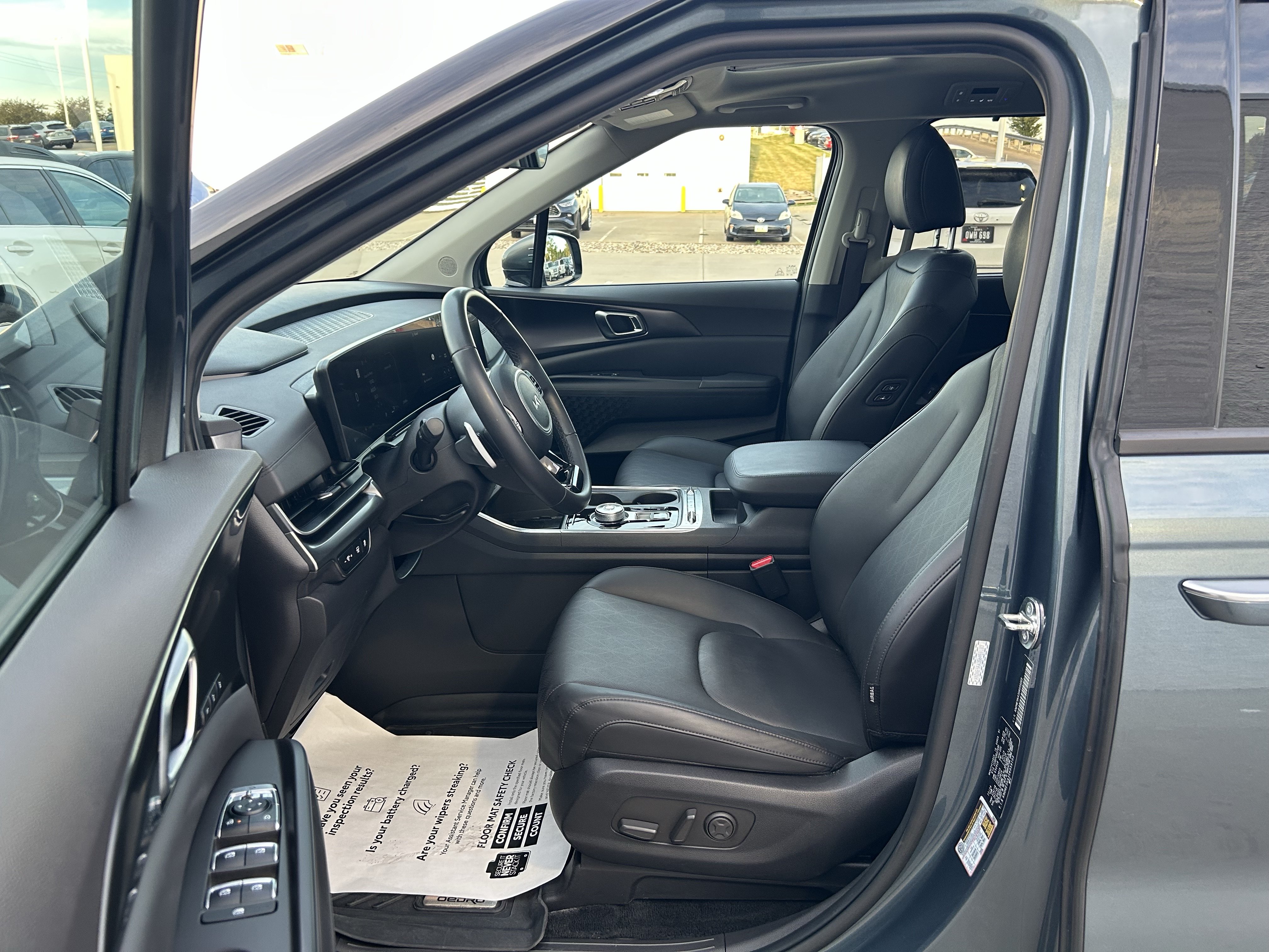 Used 2025 Kia Carnival SX w/ SX Dark Edition Package FWD image 13