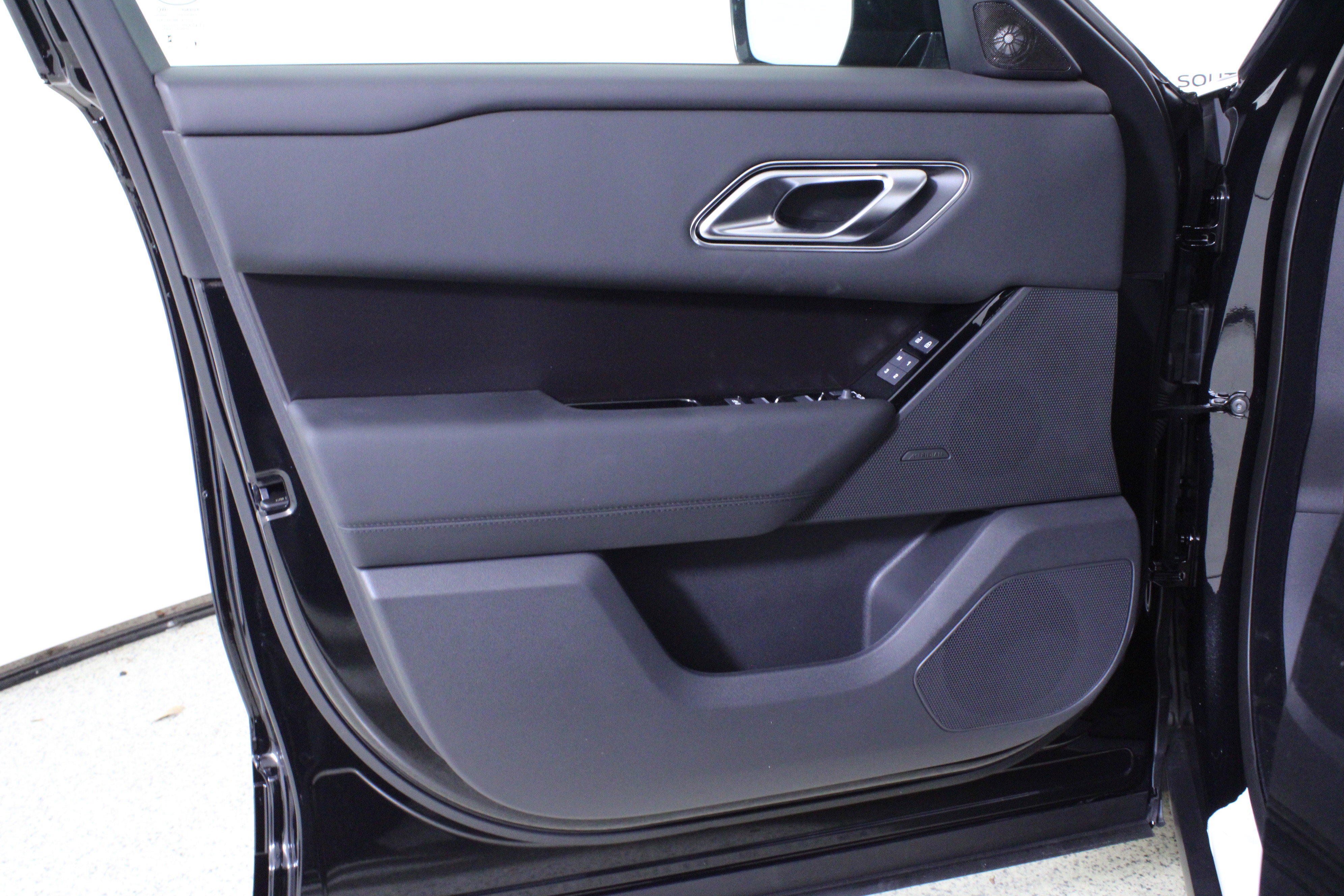 New 2026 Land Rover Range Rover Velar Dynamic SE image 15