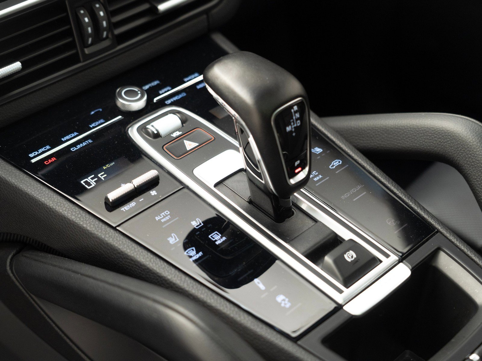 Certified 2022 Porsche Cayenne Platinum Edition image 27