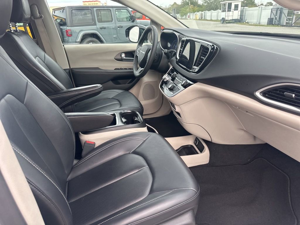 Used 2024 Chrysler Pacifica Touring-L image 19