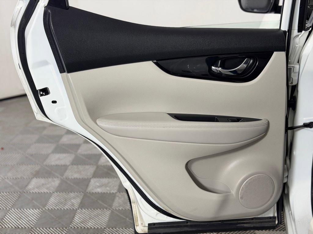 Used 2021 Nissan Rogue Sport SV image 29