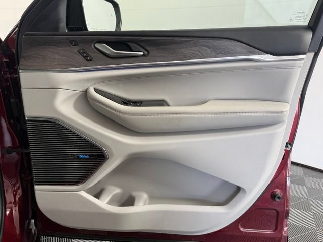 Used 2022 Jeep Grand Cherokee L Overland w/ Luxury Tech Group IV AWD/4WD image 21