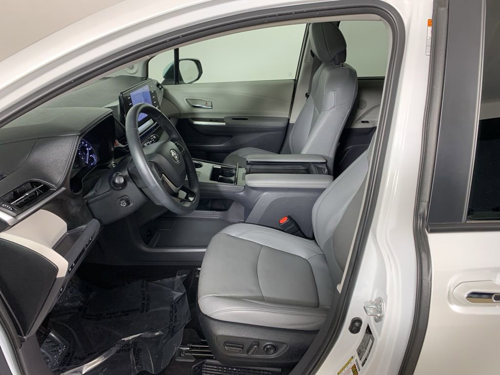Used 2023 Toyota Sienna Limited FWD image 31