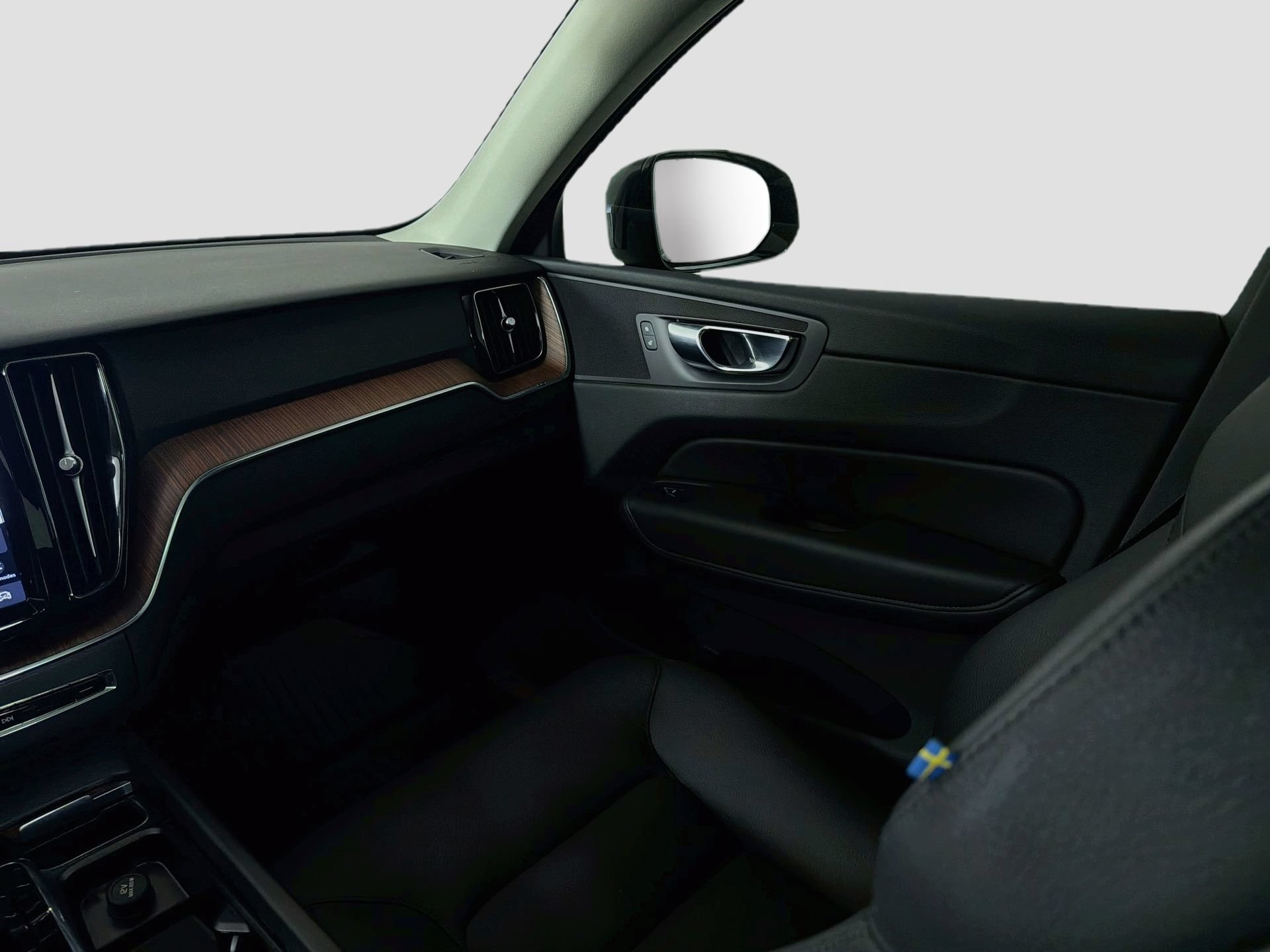 Certified 2024 Volvo XC60 B5 Plus AWD/4WD image 24