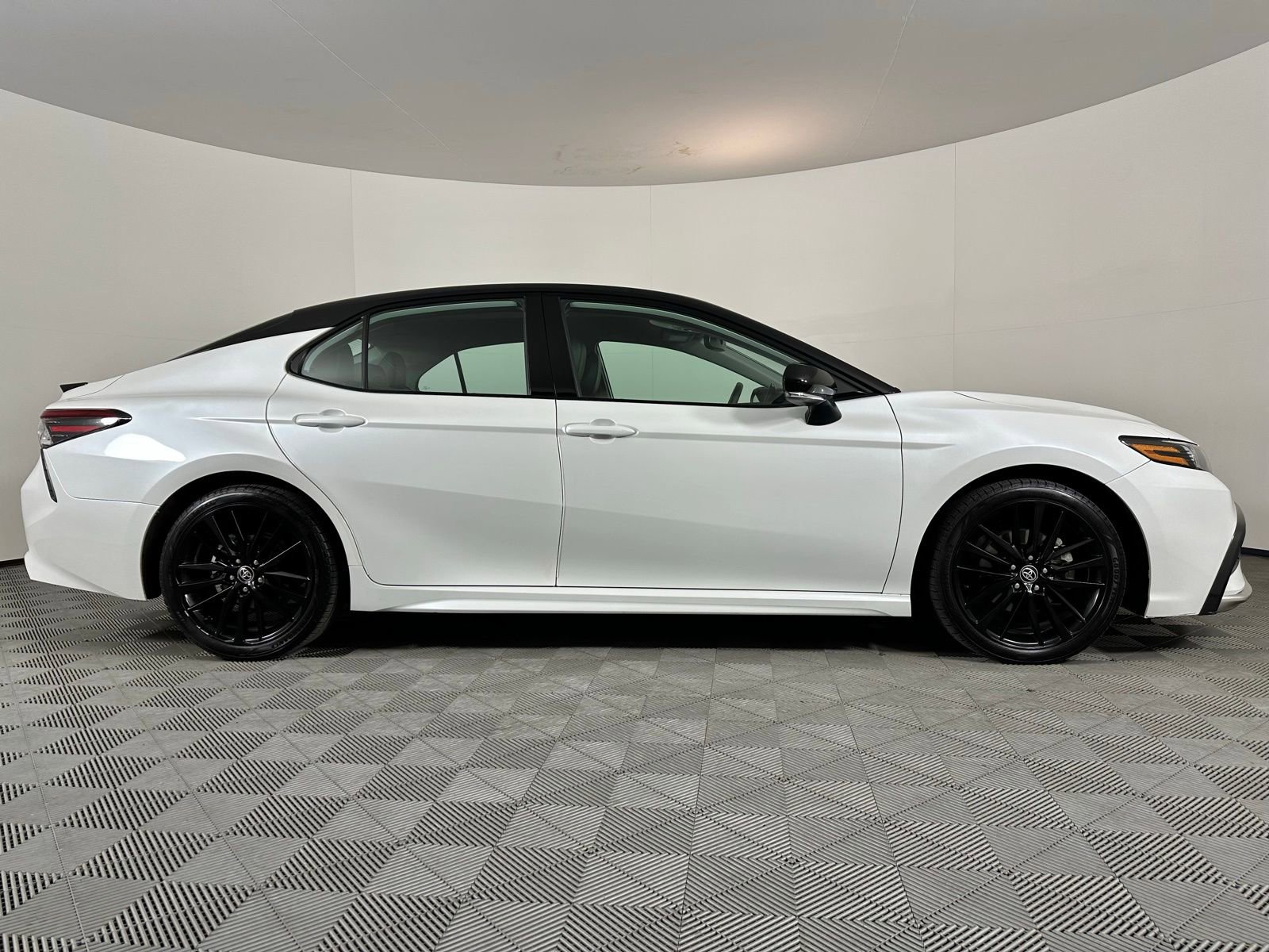 Used 2022 Toyota Camry XSE image 28