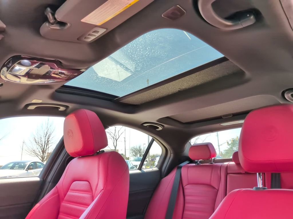 Used 2024 Alfa Romeo Giulia Veloce image 32