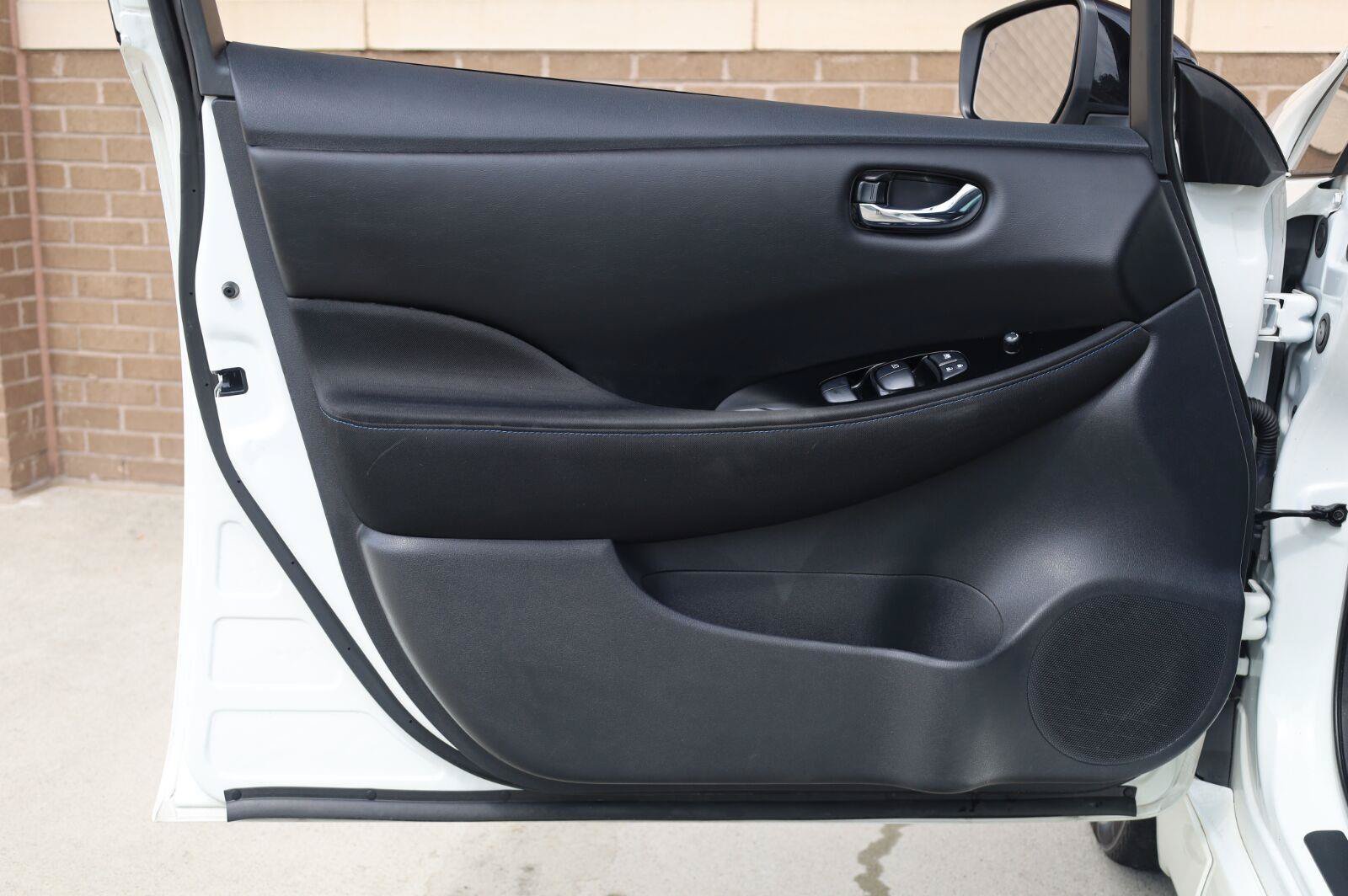Used 2018 Nissan Leaf SV w/ SV Technology Package FWD image 12
