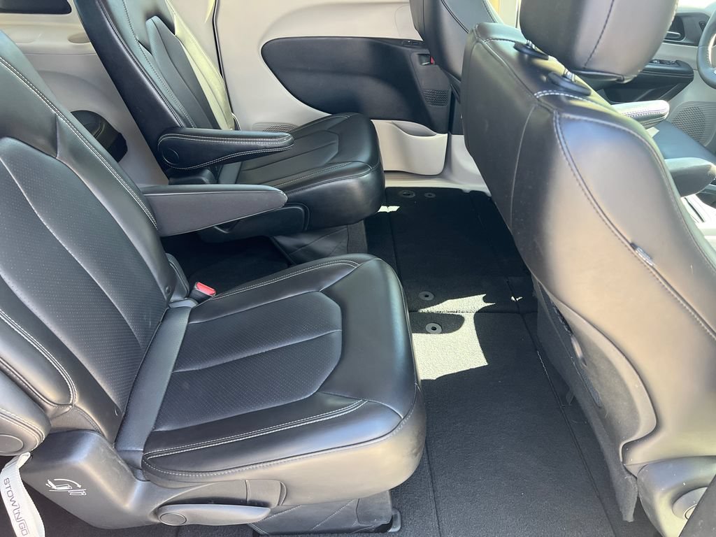 Used 2023 Chrysler Pacifica Touring-L FWD image 9