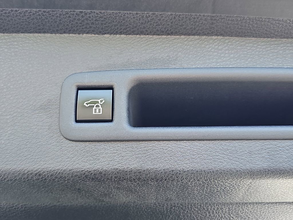 Used 2025 Toyota Sienna XSE AWD/4WD image 17