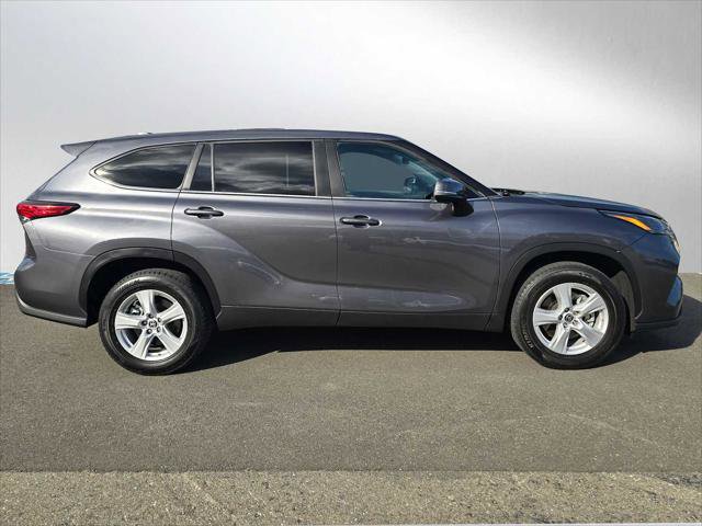 Used 2023 Toyota Highlander LE FWD image 3