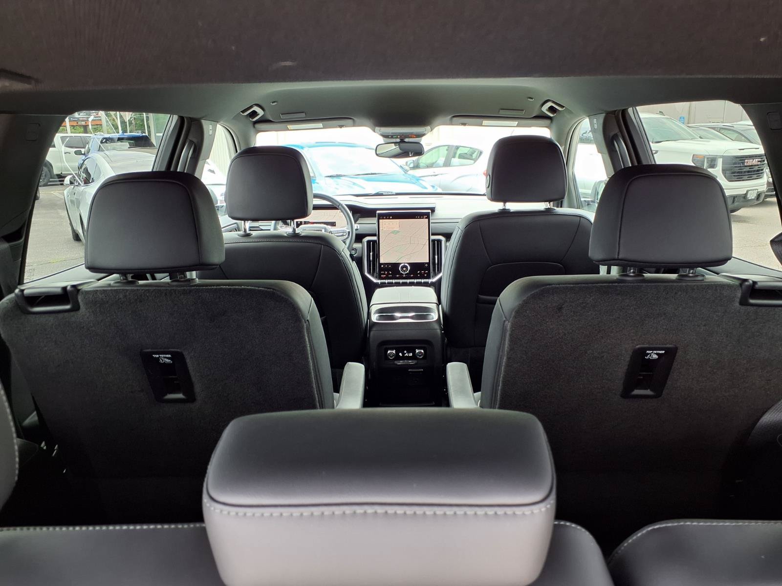 Used 2025 GMC Acadia Elevation w/ Elevation Premium Package FWD image 29