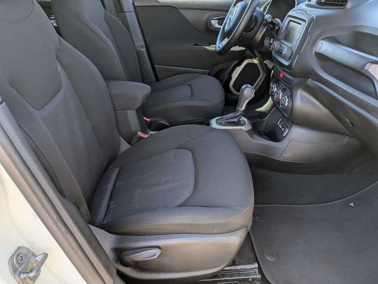 Used 2017 Jeep Renegade Latitude FWD image 19