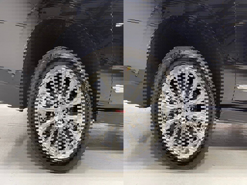 Used 2023 GMC Yukon XL Denali w/ Advanced Technology Package image 15