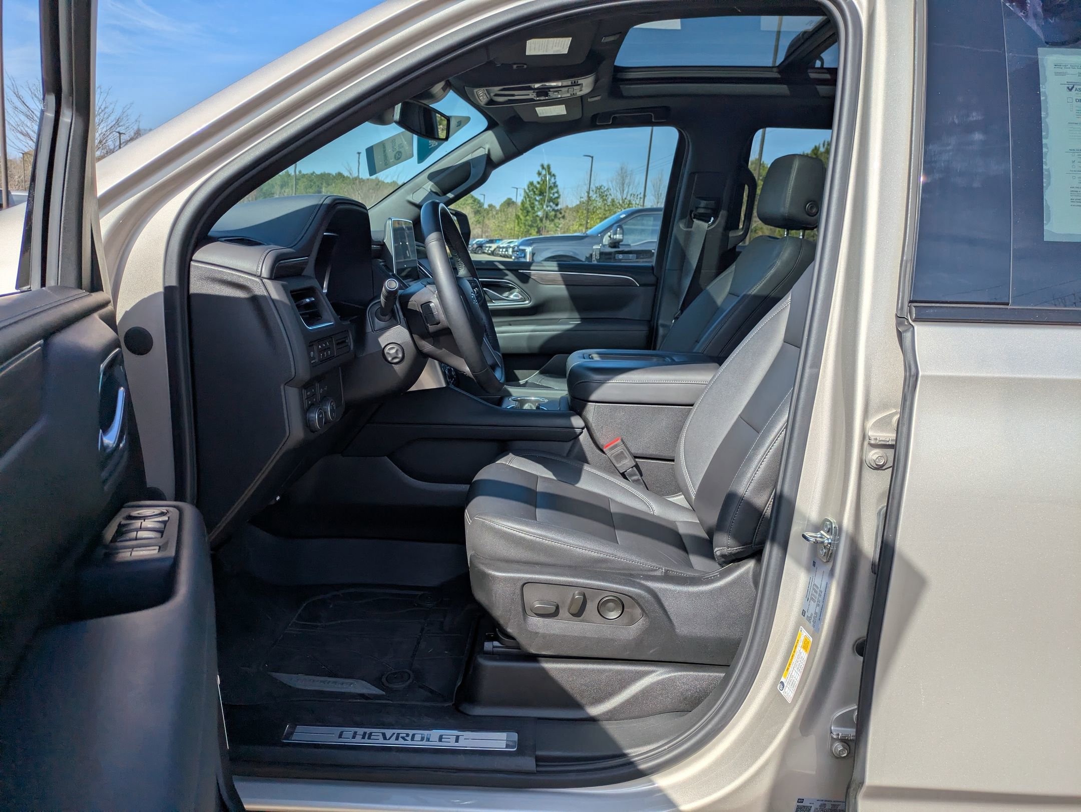 Used 2023 Chevrolet Tahoe Z71 w/ Luxury Package AWD/4WD image 12