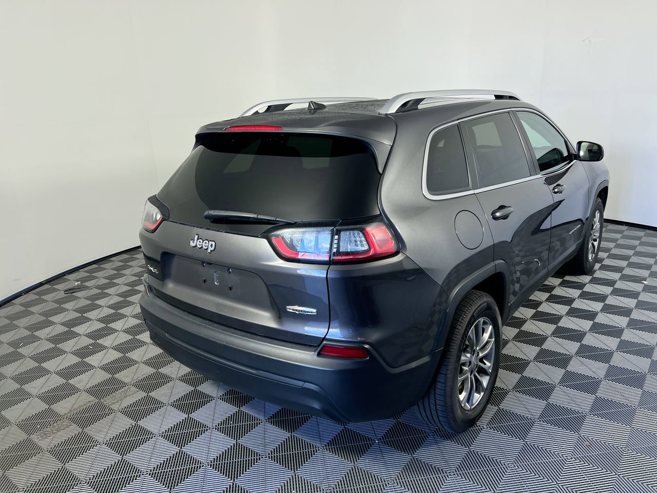 Used 2019 Jeep Cherokee Latitude Plus w/ Comfort/Convenience Group AWD/4WD image 3