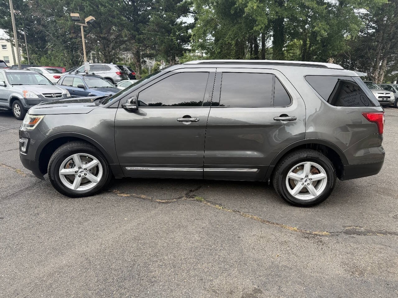 Used 2017 Ford Explorer XLT w/ Equipment Group 202A AWD/4WD image 4